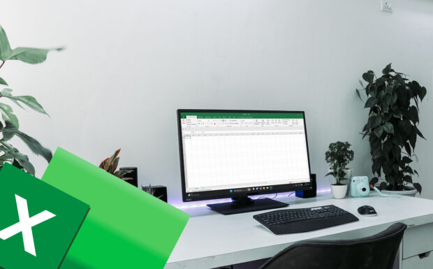 Kurs online MS Excel - podstawy. Komputer wyświetla arkusz MS Excel.