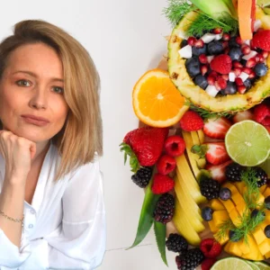 Uzdrowienie przez jedzenie. Kobieta pozuje obok owoców.